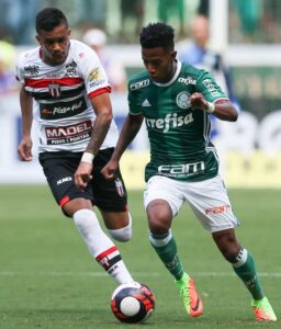 O jogador Tchê Tchê, da SE Palmeiras, disputa bola com o jogador do Botafogo FC, durante partida válida pela primeira rodada, do Campeonato Paulista, Série A1, na Arena Allianz Parque.