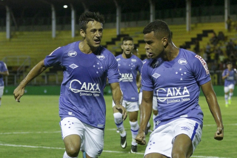 Alisson marca e Cruzeiro avança na Copa do Brasil