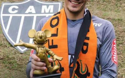 Goleiro Uilson recebe prêmio de melhor jogador da Florida Cup