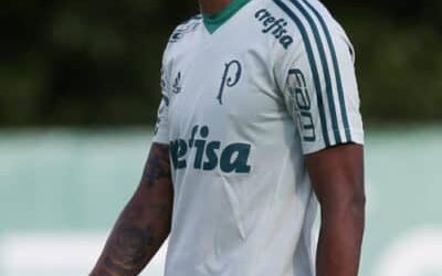 Perto de voltar aos gramados, Tchê Tchê já treina com bola no Palmeiras