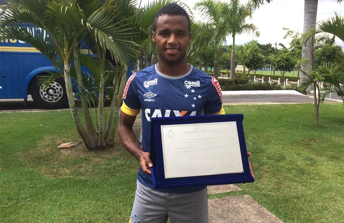 Élber recebe placa por completar 100 jogos pelo Cruzeiro