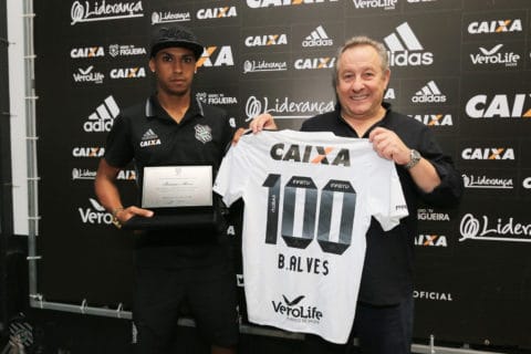 Bruno Alves recebe placa pelos 100 jogos no Figueirense