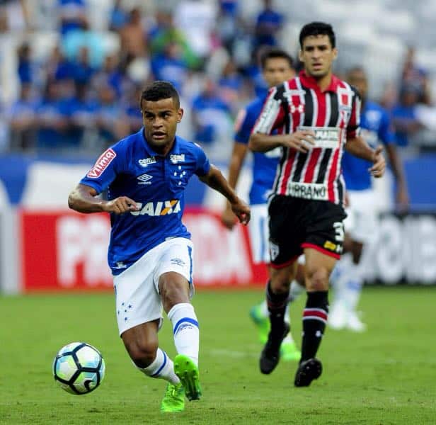 Titular do Cruzeiro, Alisson celebra vitória e passe decisivo para gol