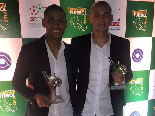 Zagueiros Raphael Silva e Bruno Alves ficam entre os melhores do Catarinense