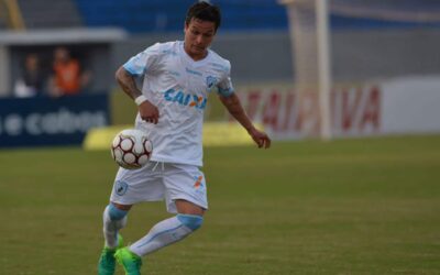 Elogiado por treinador, Artur assume papel de garçom e mira gol pelo Londrina