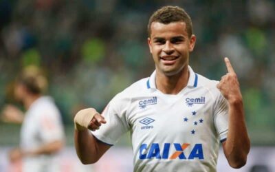 De contrato renovado, Alisson faz golaço em empate do Cruzeiro com o Palmeiras