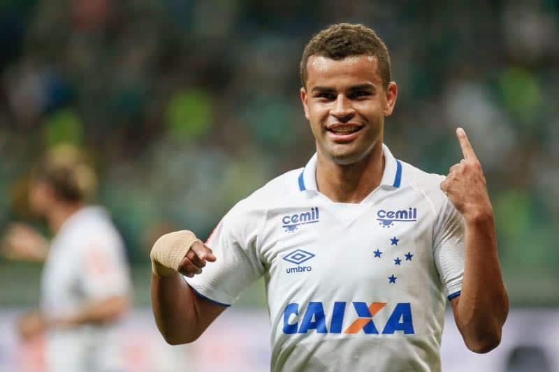 Elber e Alisson classificam Cruzeiro na Copa do Brasil; Alisson dá nova assistência