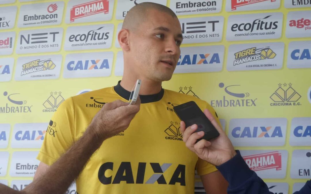 Há nove jogos invicto, Raphael Silva fala sobre importância de defesa sólida no Criciúma