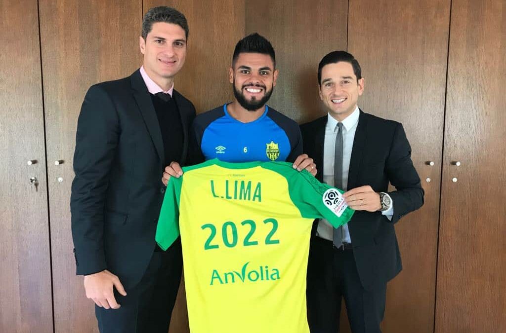 Lateral-esquerdo Lucas Lima acerta renovação de contrato com o Nantes, da França, até junho de 2022