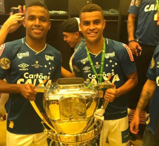 Alisson e Elber são campeões da Copa do Brasil de 2017 pelo Cruzeiro