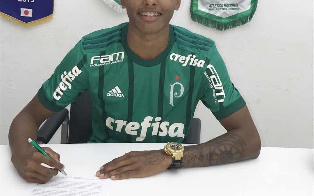 Atacante Fernando, um dos destaques do Sub-20, renova contrato com o Palmeiras