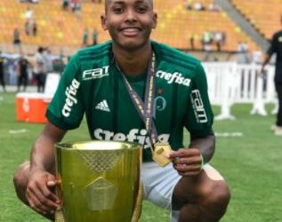 Com ano de estreia no profissional, atacante Fernando conquista o Paulista Sub-20 pelo Palmeiras