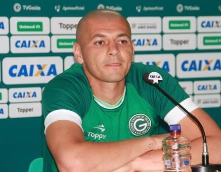 Zagueiro Raphael Silva é apresentado no Goiás e ressalta trabalho forte na pré-temporada