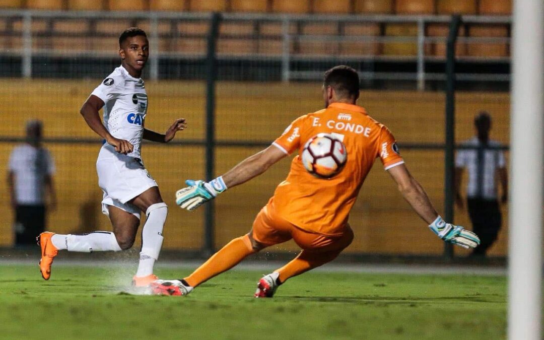 Atacante Rodrygo marca, brilha em vitória do Santos e de novo faz história na Copa Libertadores