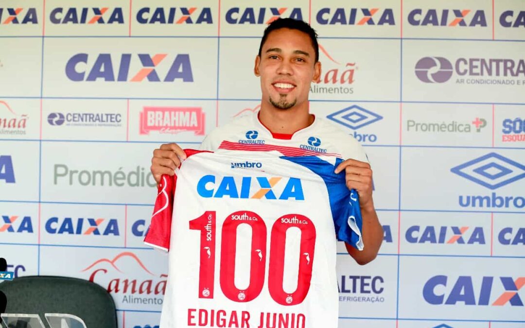 Edigar Junio recebe camisa comemorativa antes de completar 100 jogos em passagem pelo Bahia