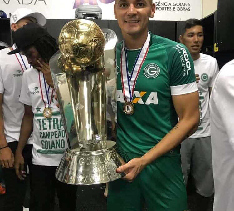 Logo em sua chegada ao Goiás, zagueiro Raphael Silva é campeão goiano!
