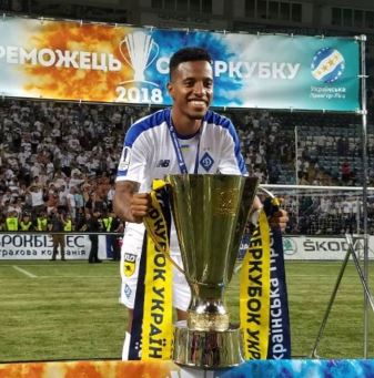 Tchê Tchê ‘repete’ Palmeiras e conquista título da Supercopa da Ucrânia em estreia pelo Dynamo de Kiev