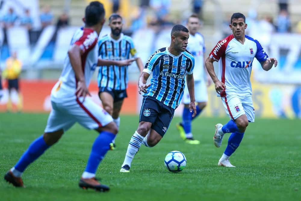 Com pênalti sofrido e assistência, Alisson é destaque em vitória do Grêmio sobre o Paraná