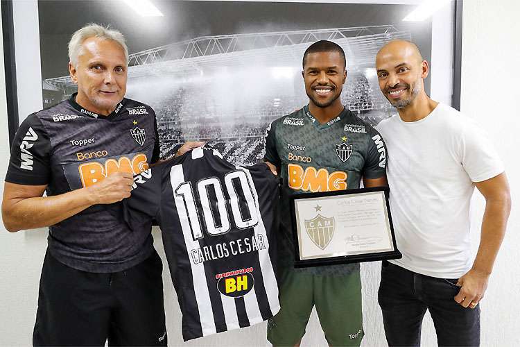 Carlos César recebe placa e camisa em homenagem aos 100 jogos pelo Atlético
