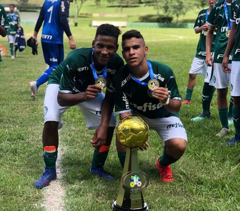 Caio e Athos, meio-campistas do Palmeiras, são campeões do Torneio Brasil-Japão Sub-14