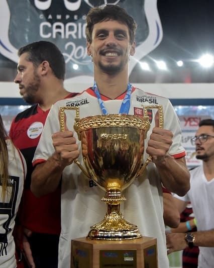 Xerife do Flamengo, Rodrigo Caio leva título do Campeonato Carioca 2019 e é eleito melhor zagueiro da competição