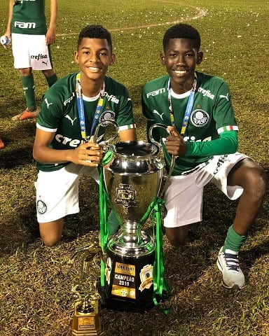 Luis Guilherme e Ramon são campeões da Copa Cidade São Ludgero. Meia-atacante do Verdão é eleito melhor jogador do torneio