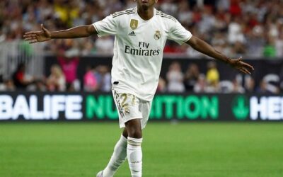Rodrygo marca golaço de falta na estreia pelo Real Madrid