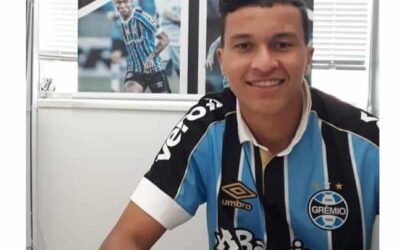 Volante Caique renova contrato com o Grêmio