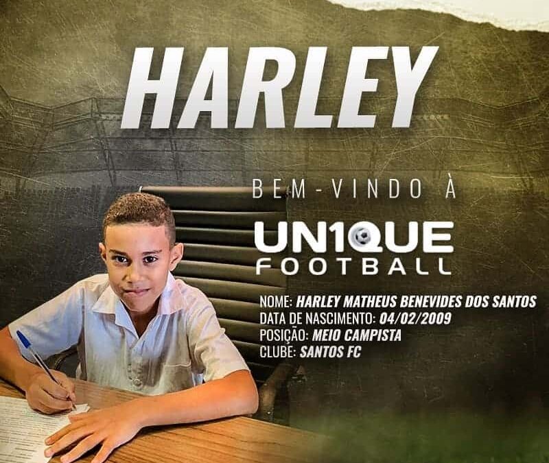 Harley, meio-campista do Santos Sub-11, é o novo cliente da Un1que Football