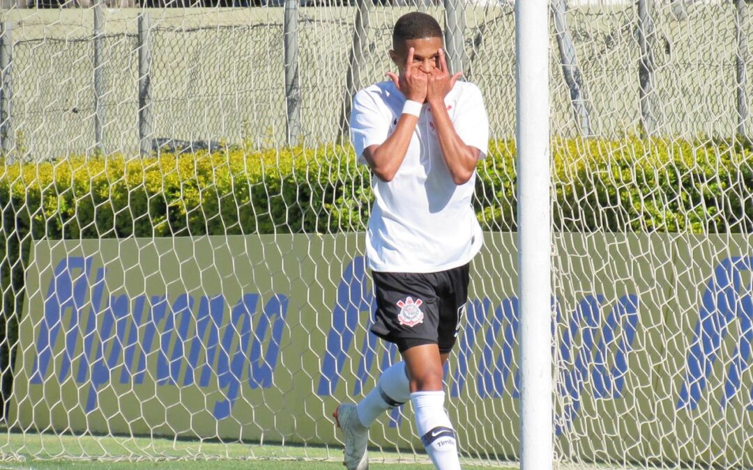 Camisa 10 do Sub-20 do Corinthians, Vitinho quase jogou no Manchester City e convive com a expectativa da torcida: “Estou mais pronto agora”