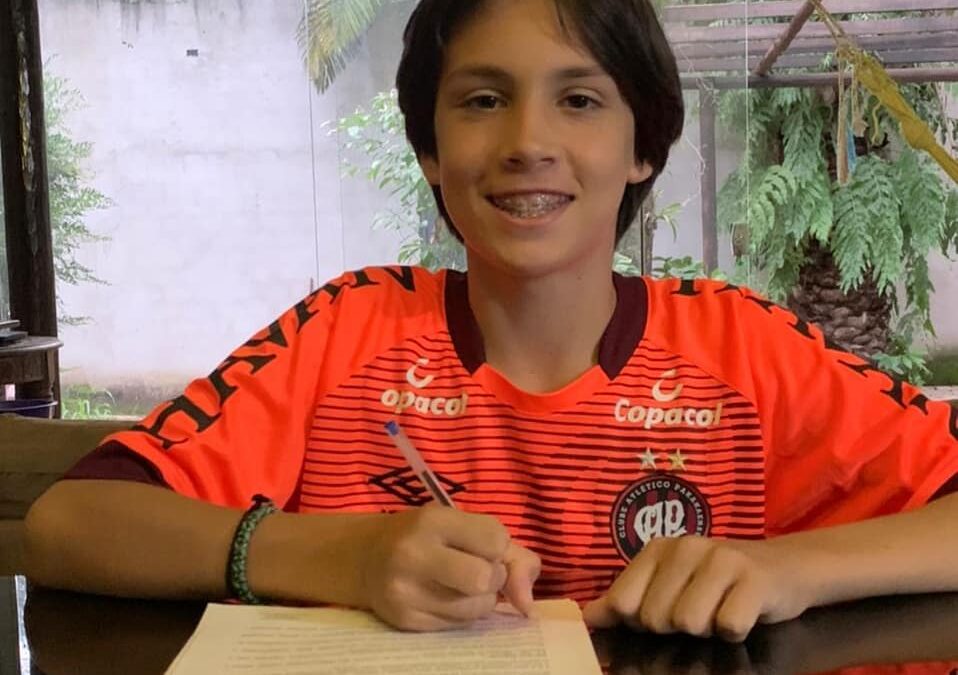 Meia-atacante Rayan, de 14 anos, assina contrato de formação com o Athletico-PR