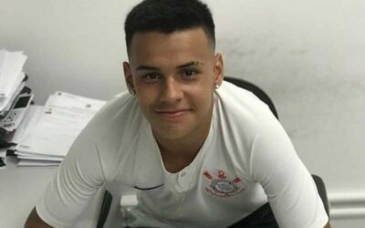 Corinthians assina primeiro contrato com jovem meia-atacante das categorias de base