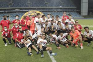 Campeão mundial com seleção Sub-17, goleiro do Fluminense celebra