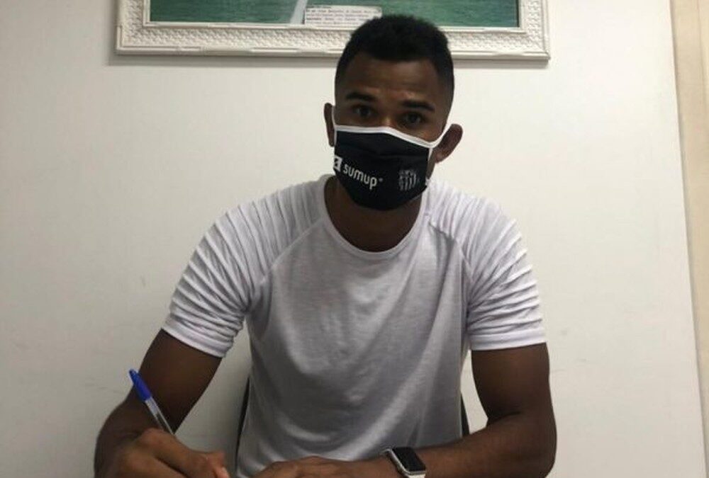 Zagueiro Derick renova contrato com o Santos