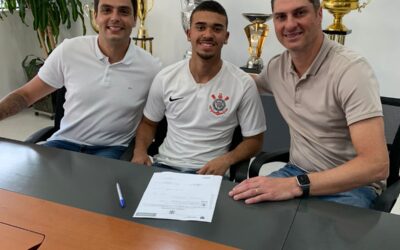 Volante Thomas assina contrato profissional com o Corinthians