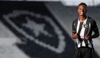 Meio-campista Tchê Tchê assina contrato com o Botafogo