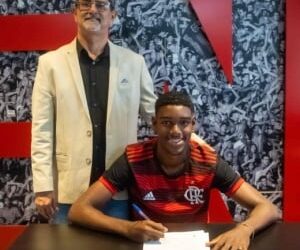 Destaque nas Seleções de Base e do Flamengo, Felipe Lima assina contrato com o Rubro-Negro