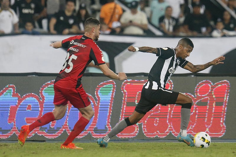 Meio-campista Tchê Tchê amplia performance e cresce em números com a equipe do Botafogo