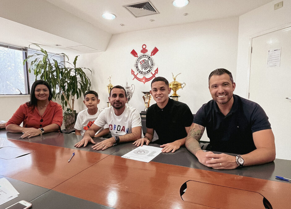 Corinthians assina o primeiro contrato profissional com Luiz Gustavo