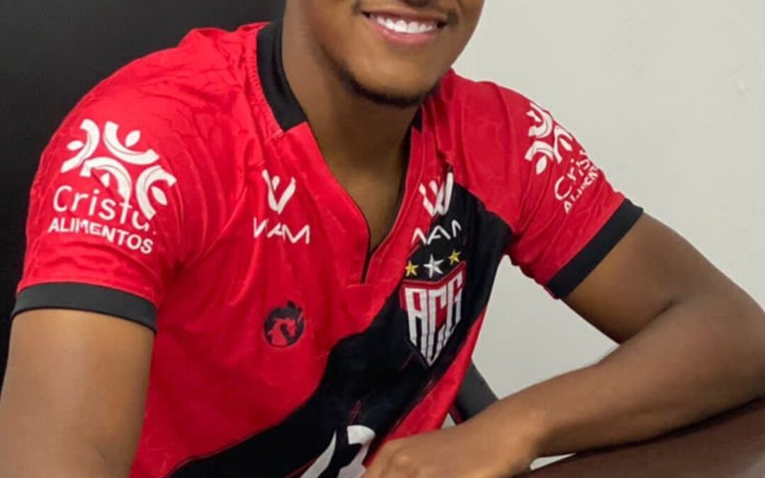 Meio-campista Caio assina contrato profissional com o Atlético-GO