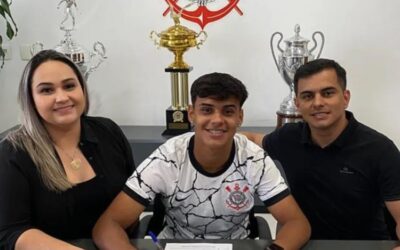 Grande promessa do Corinthians, Guilherme Henrique assina primeiro contrato profissional com o clube