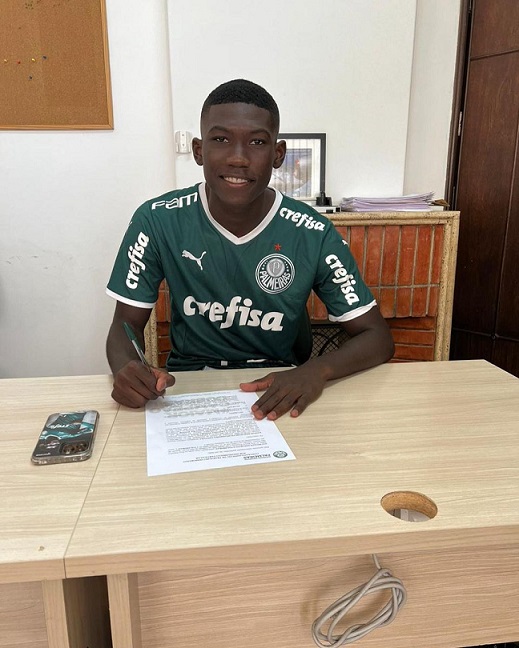 Ramon Riquelme assina primeiro contrato profissional no Palmeiras
