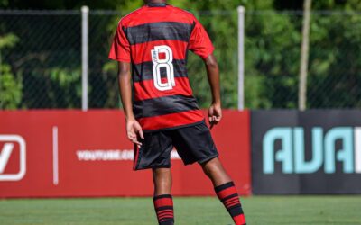 Enzo, do Flamengo, faz golaço de bicicleta em jogo emocionante do sub-15