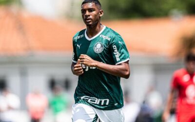 Palmeiras treina, e Luis Guilherme celebra: ‘Quase 30 jogos com essa camisa gigante’