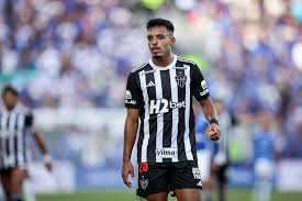 No Atlético-MG, Gabriel Menino chega aos 250 jogos na carreira, se consolida como titular e mira clássico