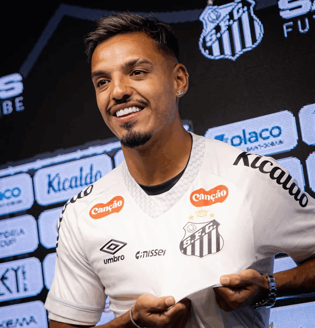 Reforço para a temporada 2026, Gabriel Menino é apresentado no Santos