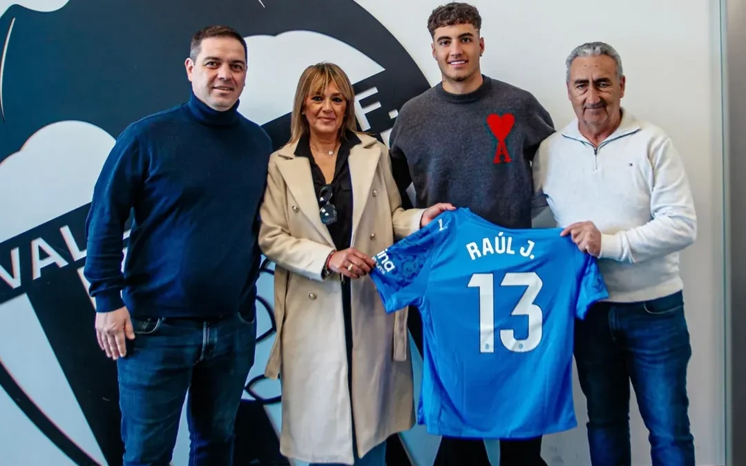 Raúl Jimenez renova contrato com o Valencia até 2028