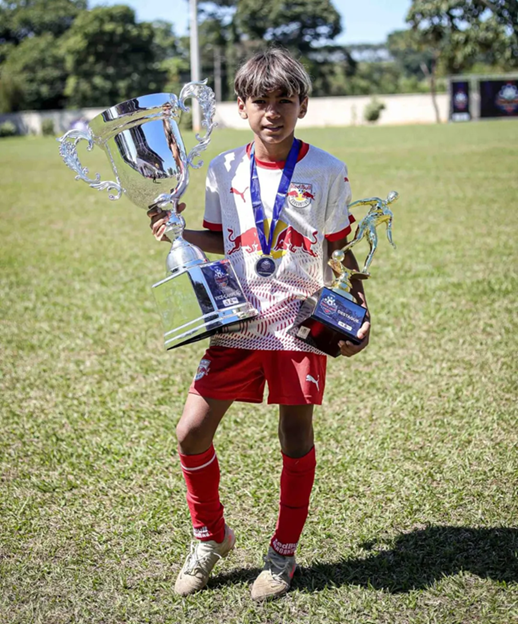 Pedro Moda é escolhido o melhor jogador da tradicional Copa Santa Cruz Sub-11